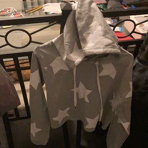 Cropped, grey hoodie w white stars ….